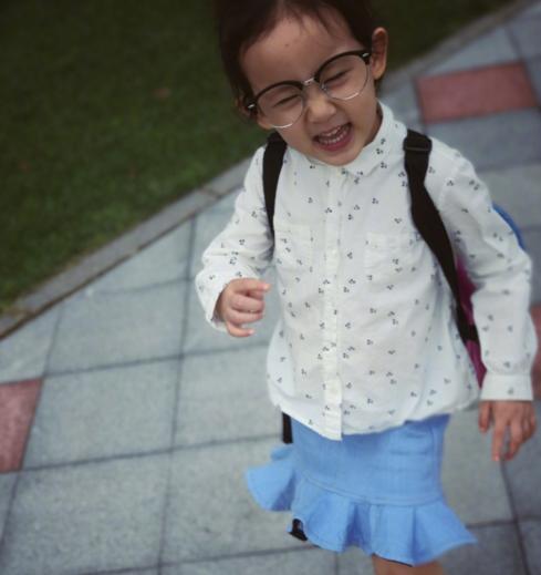 黄磊晒女儿多妹照片,黄磊晒二女儿萌照