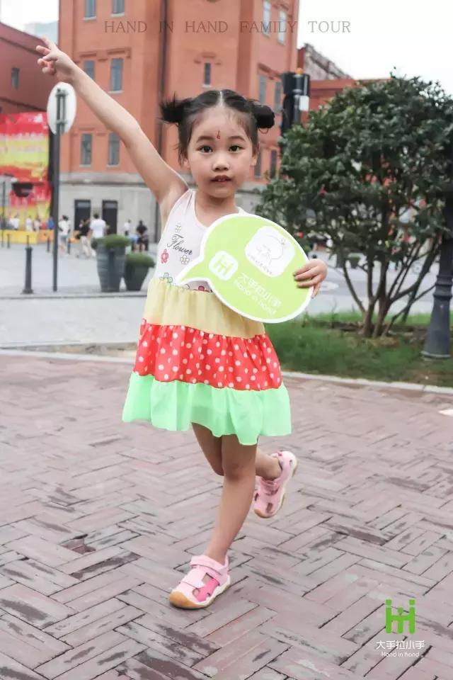 中山大道潮童街拍：很萌很酷很厉害，还会耍宝！