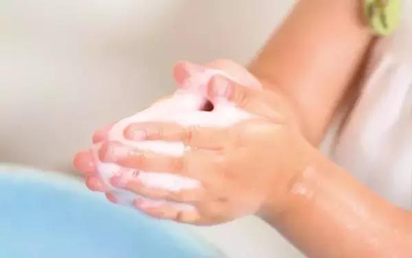 奶奶给孩子喂饭孩子得胃病,大人有胃病给小孩喂饭的危害