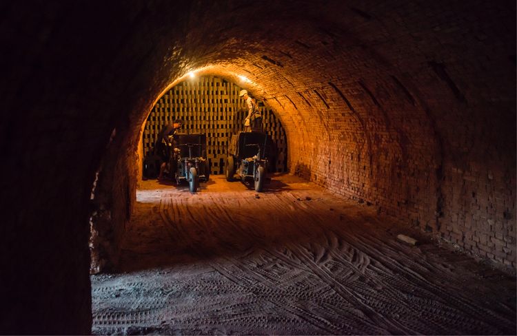 近距离了解砖窑厂烧制砖块的秘密