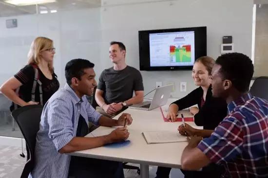 加拿大带薪实习课程，一边留学一边赚钱的好事！你还不来看看？