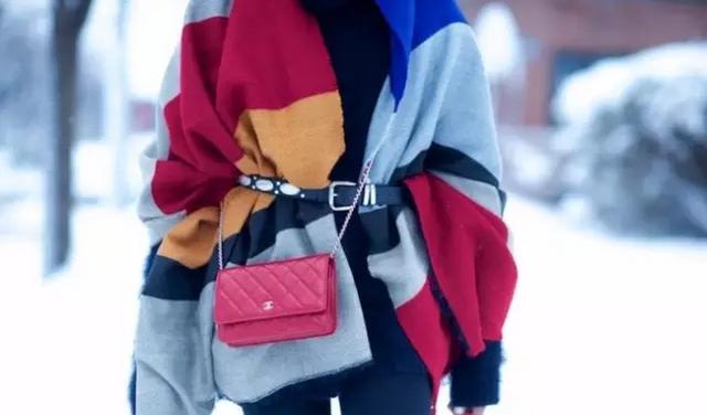 香奈儿小金球包包价格表官网,香奈儿包包好还是lv包包好