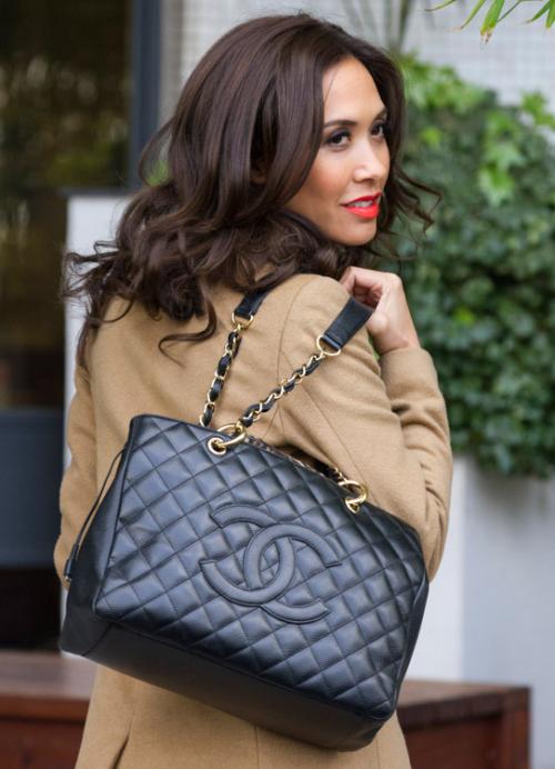 香奈儿小金球包包价格表官网,香奈儿包包好还是lv包包好