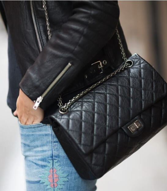 香奈儿小金球包包价格表官网,香奈儿包包好还是lv包包好