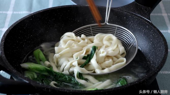 教你做一碗油泼辣子面,教你做油泼面的方法