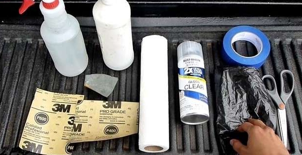 他拿出砂纸把雾化的车灯来回的擦,接下来神奇的事情发生了!