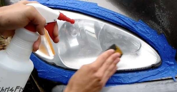 他拿出砂纸把雾化的车灯来回的擦,接下来神奇的事情发生了!