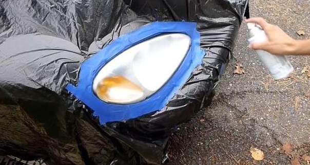 他拿出砂纸把雾化的车灯来回的擦,接下来神奇的事情发生了!