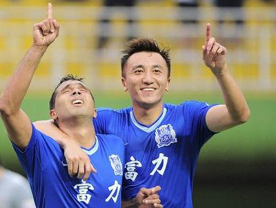 他竟是国足最年轻国脚,用人民币打对手证明有钱自称比郜林牛逼