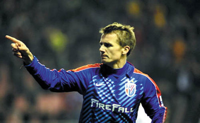 他竟是国足最年轻国脚,用人民币打对手证明有钱自称比郜林牛逼