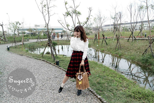 抢眼红色系碎花洋装+苏格兰红格裙，显瘦早春穿搭!