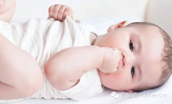 宝宝喜欢咬手指起茧子,宝宝吃手时咬手怎么戒