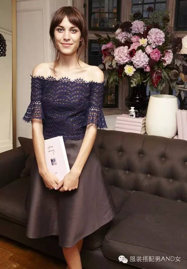 刘诗诗一字肩吊带,刘诗诗穿一字肩红裙衬精致锁骨