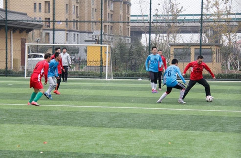 8人制中场的跑位踢法教学,8人制双中场的跑位踢法教学