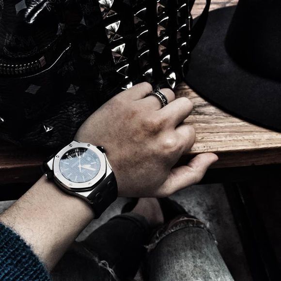 爱彼皇家橡树15710和15703哪个好 (爱彼2023年新款三问腕表)