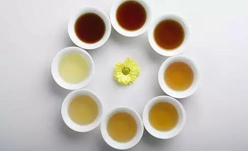 蓝色衬衫衣服上的茶叶渍,衣服上染了茶渍怎么洗掉