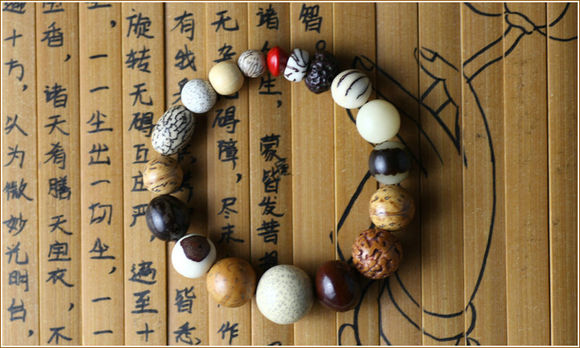 木质佛珠手串图片大全,女生可以戴的木质佛珠手串
