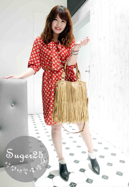 抢眼红色系碎花洋装+苏格兰红格裙，显瘦早春穿搭!