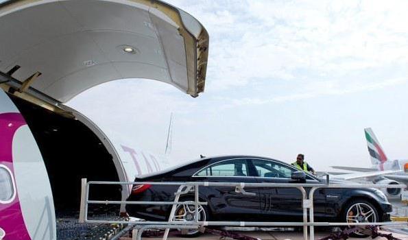 如此任性？阿拉伯富豪​们空运座驾度假,运费每辆2万英镑而已