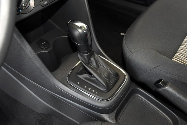 起亚k2和polo哪个更好,polo和k2哪个值得入手