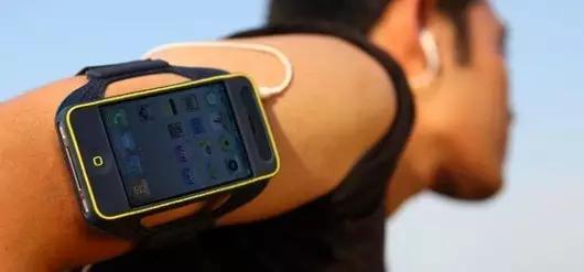 和国外跑友的装备比起来,我们简直在“裸跑”