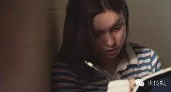 在她疯狂的自我“受虐”后，独立小片迎来了巨大的逆袭！