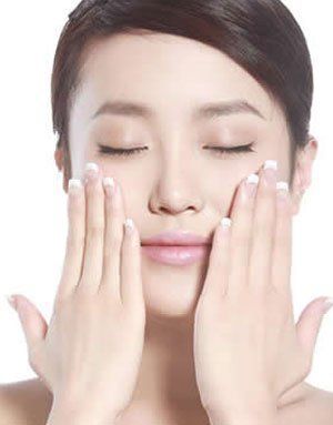 脸上有黑斑用什么护肤品可以淡化,脸上有黑斑怎么办怎么才能去掉