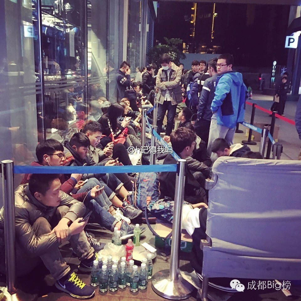 刚排完NMD,三宅一生又开业了,还让成都人喘气不