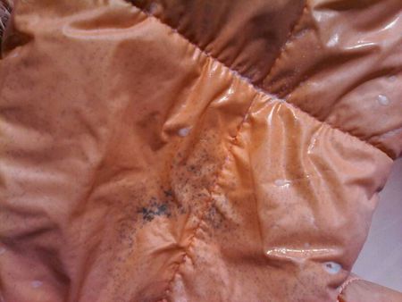 天气潮湿会导致皮肤敏感,衣服毛巾上的霉点