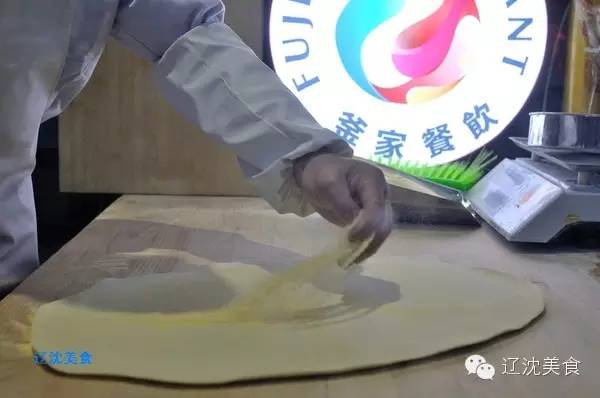 山东小伙创建了”烧+烤“新模式,玩活沈阳长白社区小餐饮