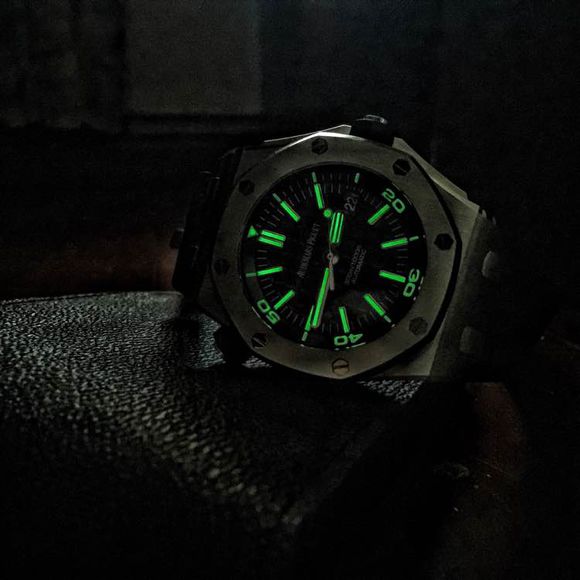 爱彼皇家橡树15710和15703哪个好 (爱彼2023年新款三问腕表)