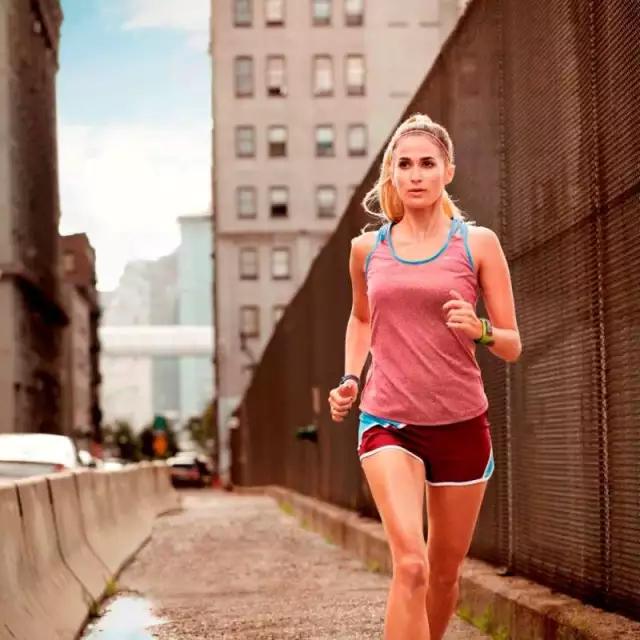 和国外跑友的装备比起来,我们简直在“裸跑”