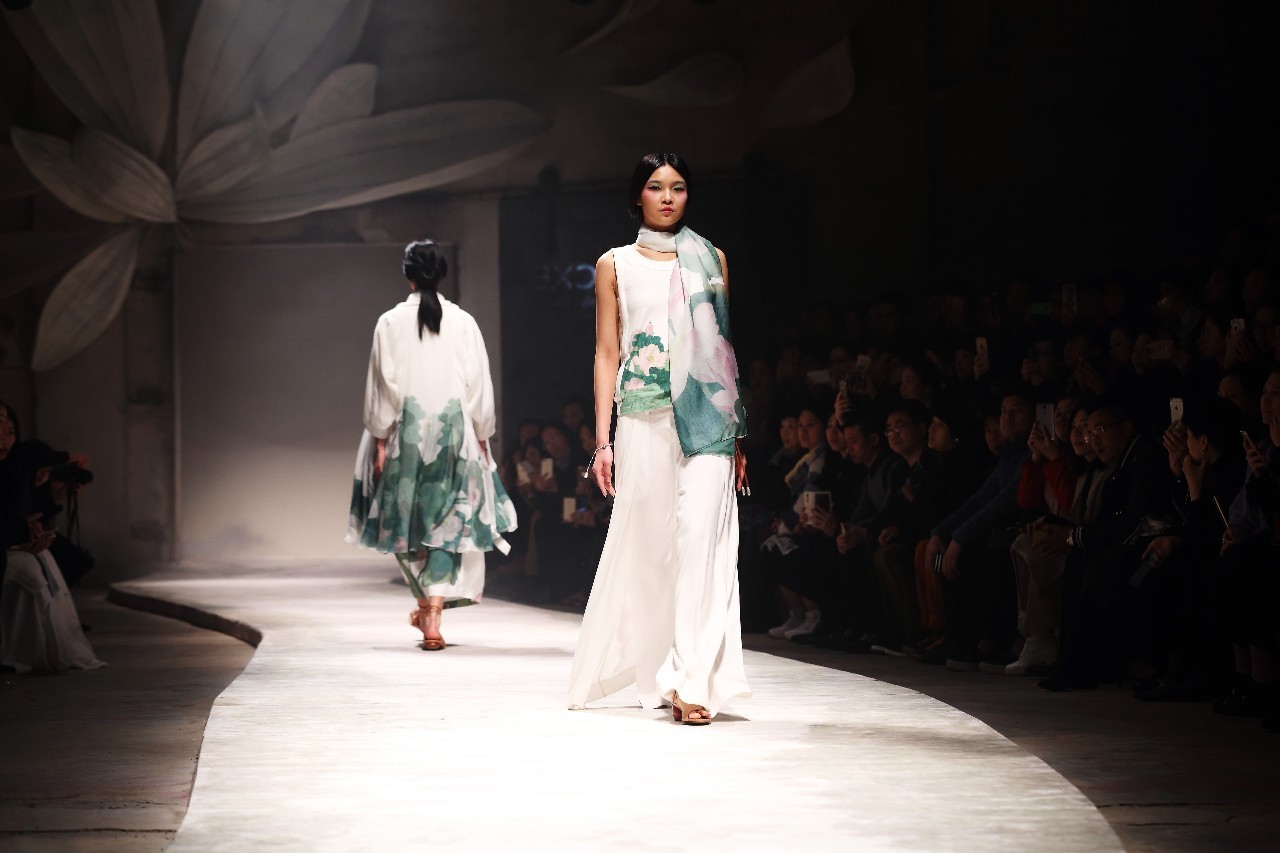 误入凡尘的时装秀,穿越到古代时装表演