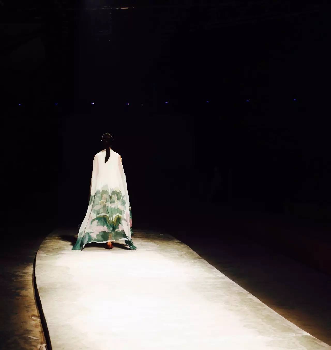 误入凡尘的时装秀,穿越到古代时装表演