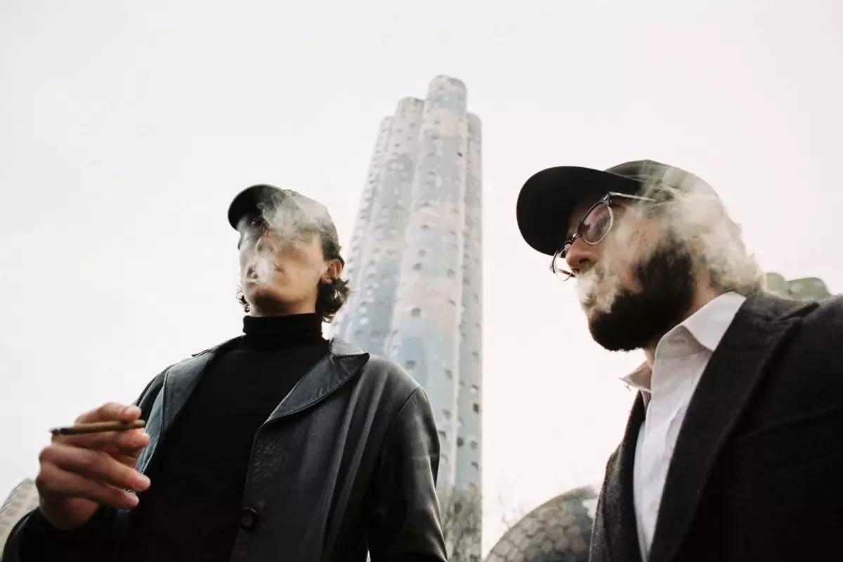 蕾哈娜巴黎造型,蕾哈娜设计衣服