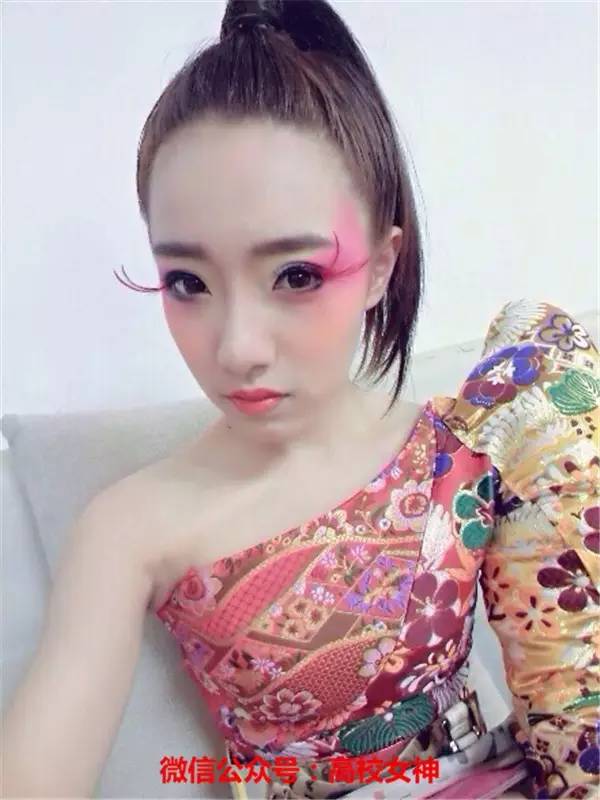 深圳大学女神颜灵兰,七朵组合的高颜值妹子,怎么火不起来?