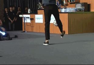 我竟无言以对原版视频,踢得不错但就是不会颠球