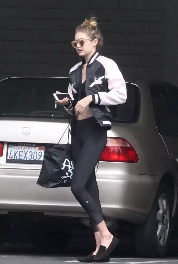 街拍国外夏天最尴尬搭配,2021明星街拍穿搭冬季