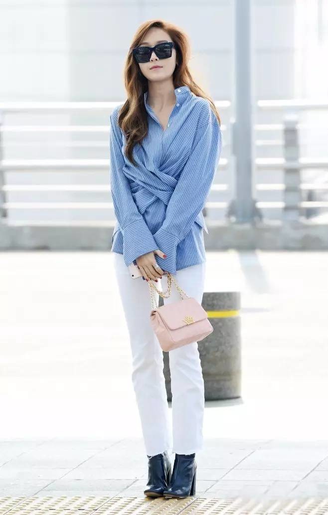 街拍国外夏天最尴尬搭配,2021明星街拍穿搭冬季