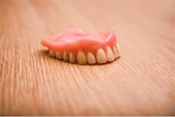 酒店枕头中间有个洞是做什么用的,酒店客房枕头都有哪些