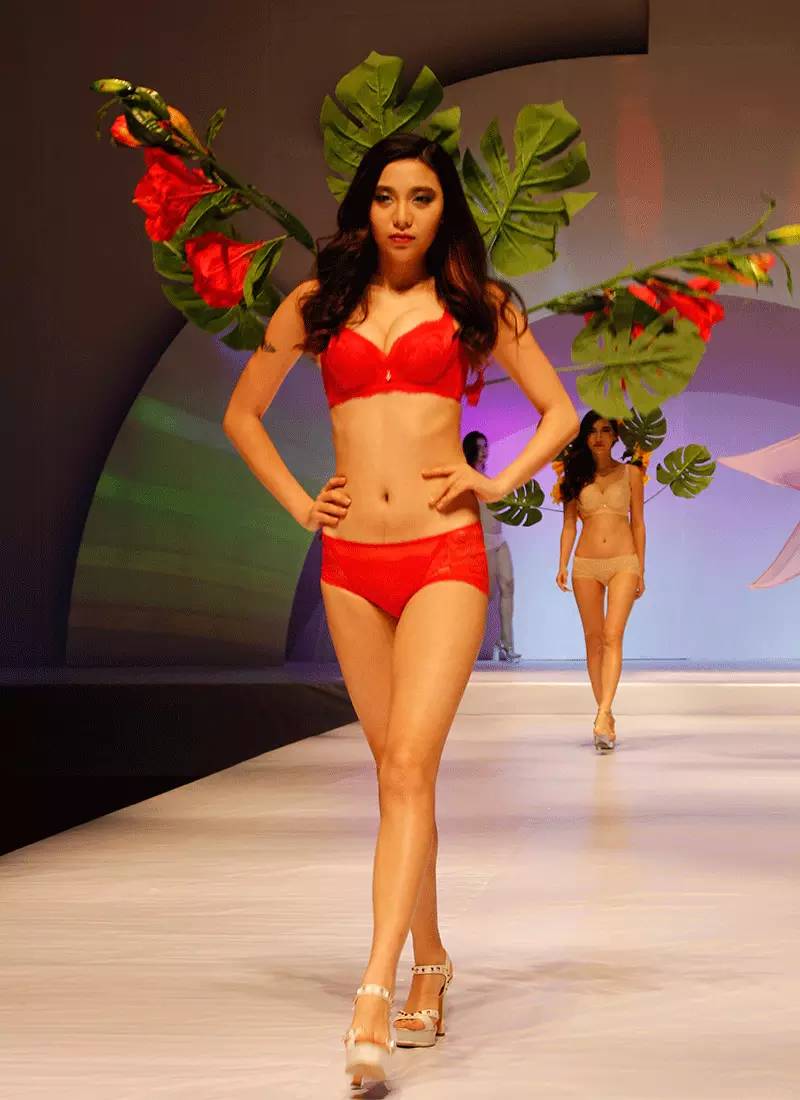 杰奎琳茵芙莎,杰奎琳时装秀