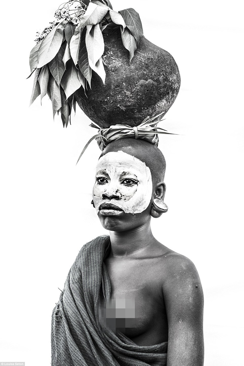 敲碎牙齿、插入盘子,实拍非洲女性残忍风俗