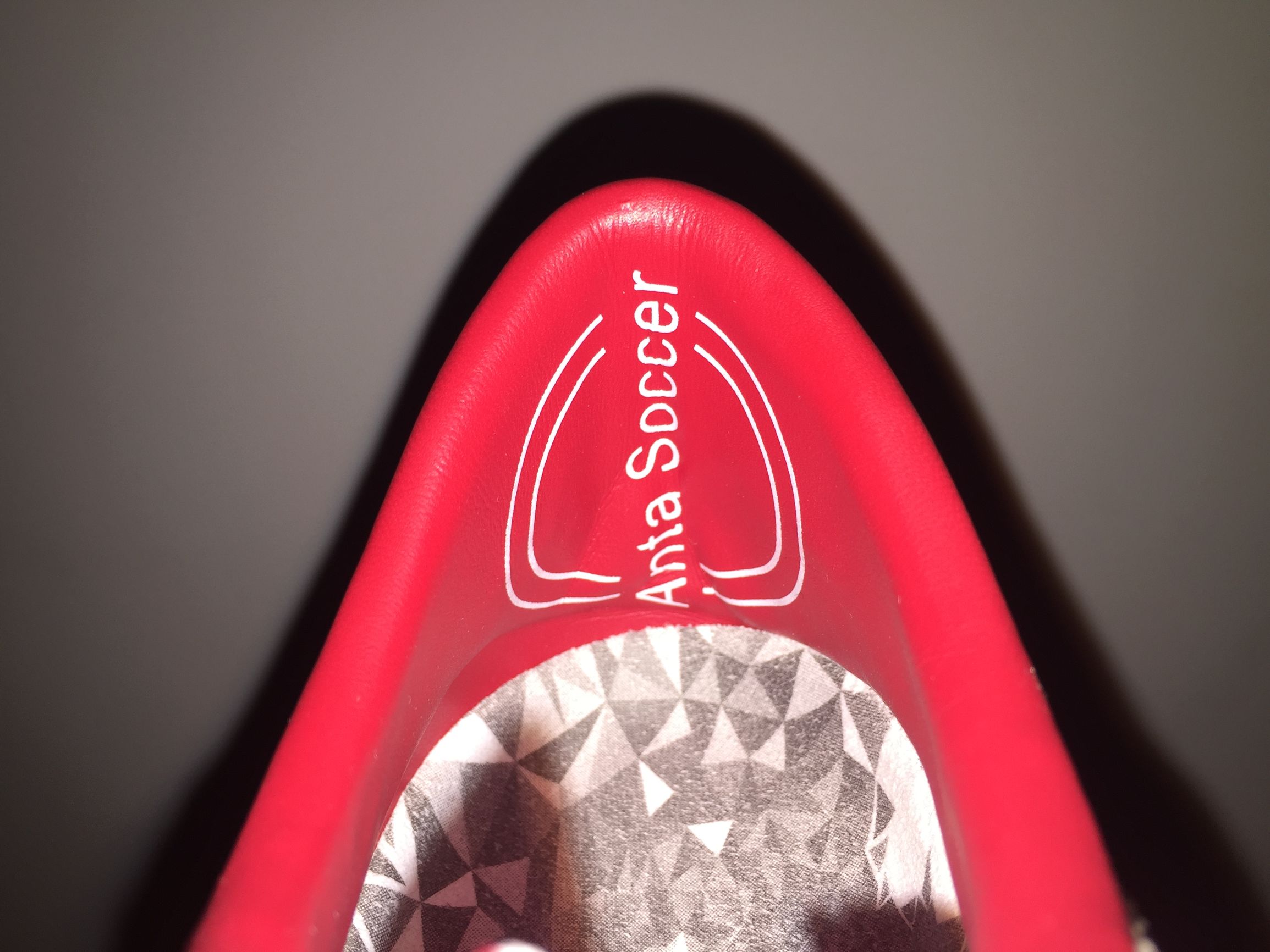 山寨足球鞋,安踏雄狮足球鞋郑智