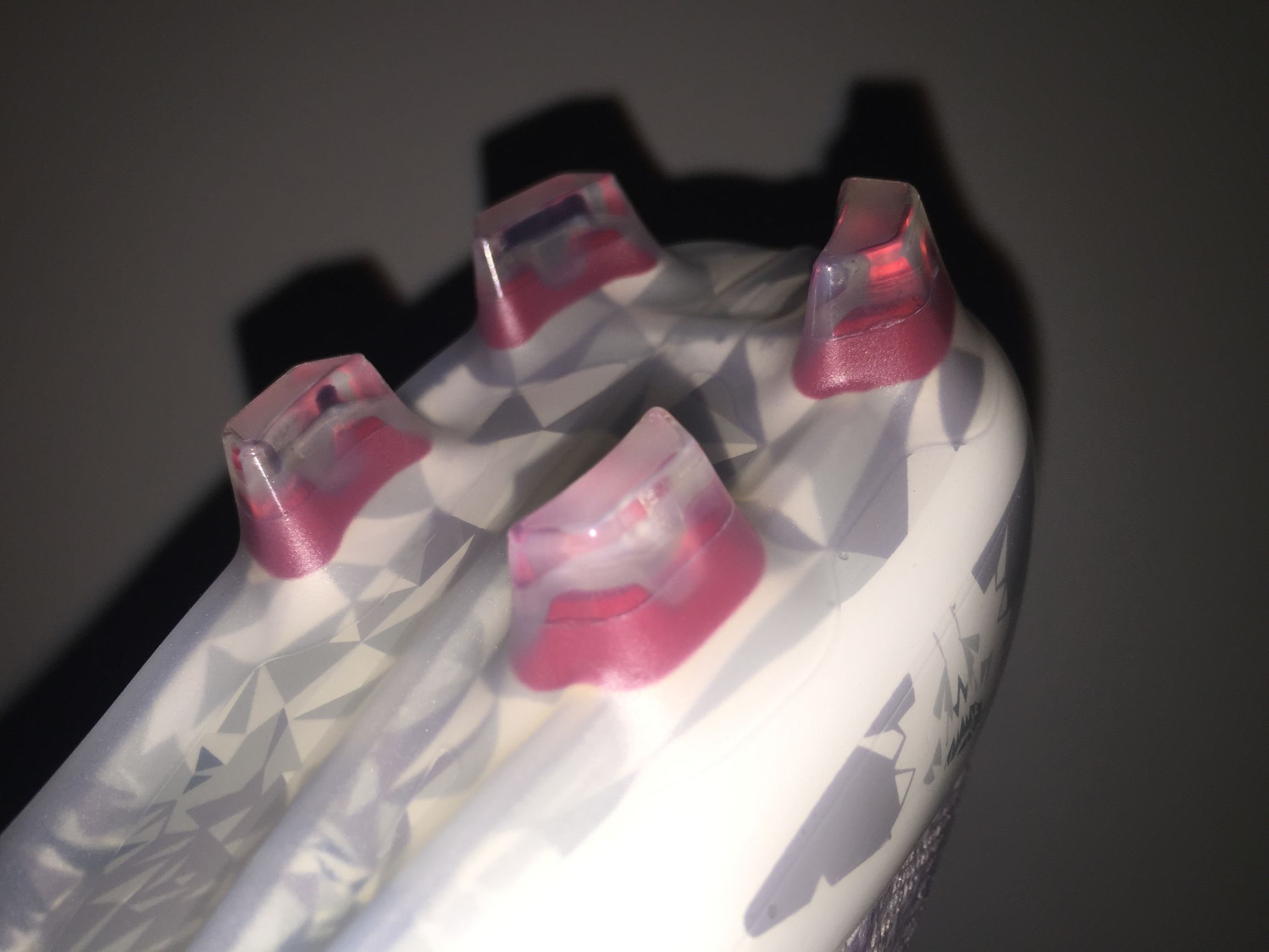 山寨足球鞋,安踏雄狮足球鞋郑智