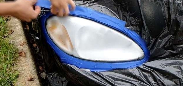 他拿出砂纸把雾化的车灯来回的擦,接下来神奇的事情发生了!