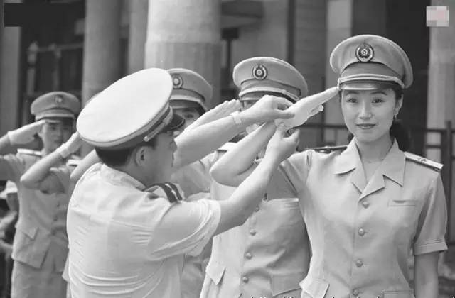 铁路制服肩章级别,铁路制服上肩章杠是代表什么的