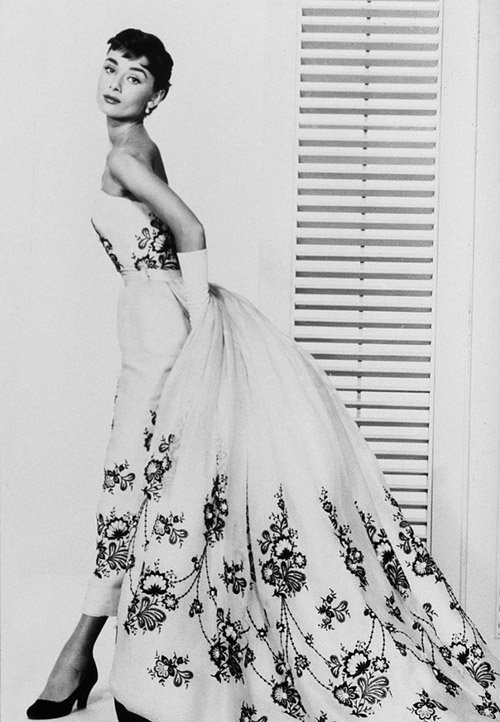 赫本和玛丽莲梦露谁更好看,凭啥让赫本和梦露都如此迷恋