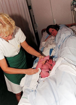 水中分娩胎儿怎么呼吸,孕妇水中分娩过程记录