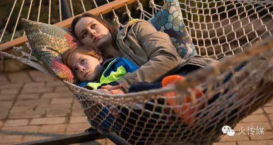 在她疯狂的自我“受虐”后，独立小片迎来了巨大的逆袭！