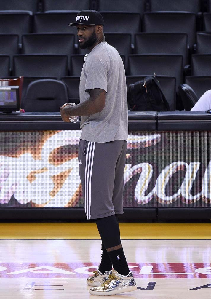 足球鞋高颜值脚感好,哈登潮足球鞋